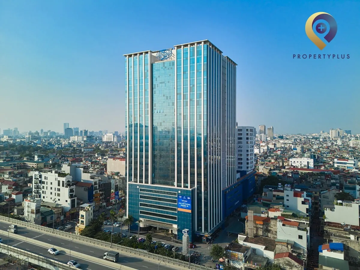 Tòa nhà Vinaconex Diamond (TTTM Chợ Mơ) nổi bật giữa khu dân cư.